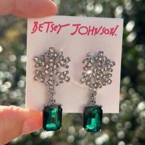 HOLIDAY🎄🎄BETSEY JOHNSON NWT –Sparkly Snowflake Green Crystal EARRINGS